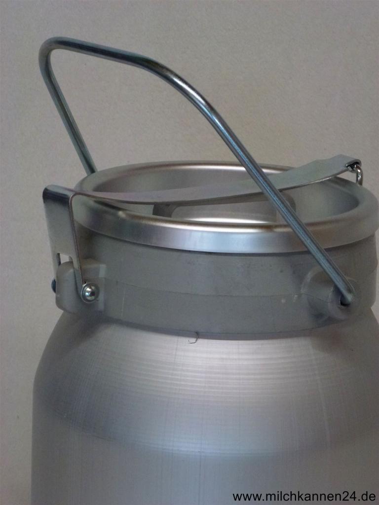 Die 10 Liter Aluminium Milchkanne ist mit einem einteiligen Tragebügel ausgestattet